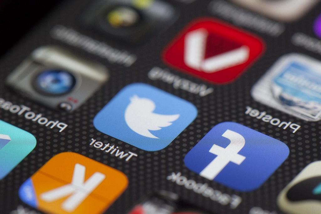 Global communication network visualization